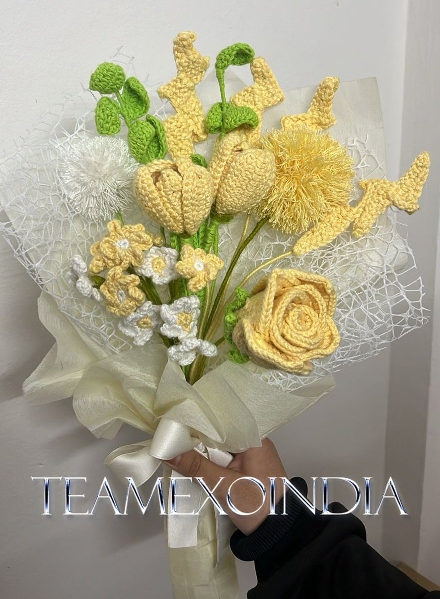 WITHKINGJD's tweet photo. a selfie with the flower crochet fan project by TEAMEXOINDIA! this the cutest~ 💛 #CHEN #첸 https://t.co/ZbzN7kOhjV