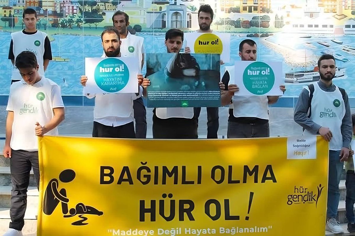 UNUTMAYIN! GENÇLİĞİNİ KAYBEDEN BİR MİLLET, GELECEĞİNİ DE KAYBEDER!

TÜİK’in 2023 verilerine göre, Türkiye’de uyuşturucu kullanım yaşı 15’e kadar düşmüş durumda. 2024’ün ilk çeyrek raporlarına göre ise tedavi başvurularının %60’ını 25 yaş altı gençler oluşturuyor. Manisa’da
