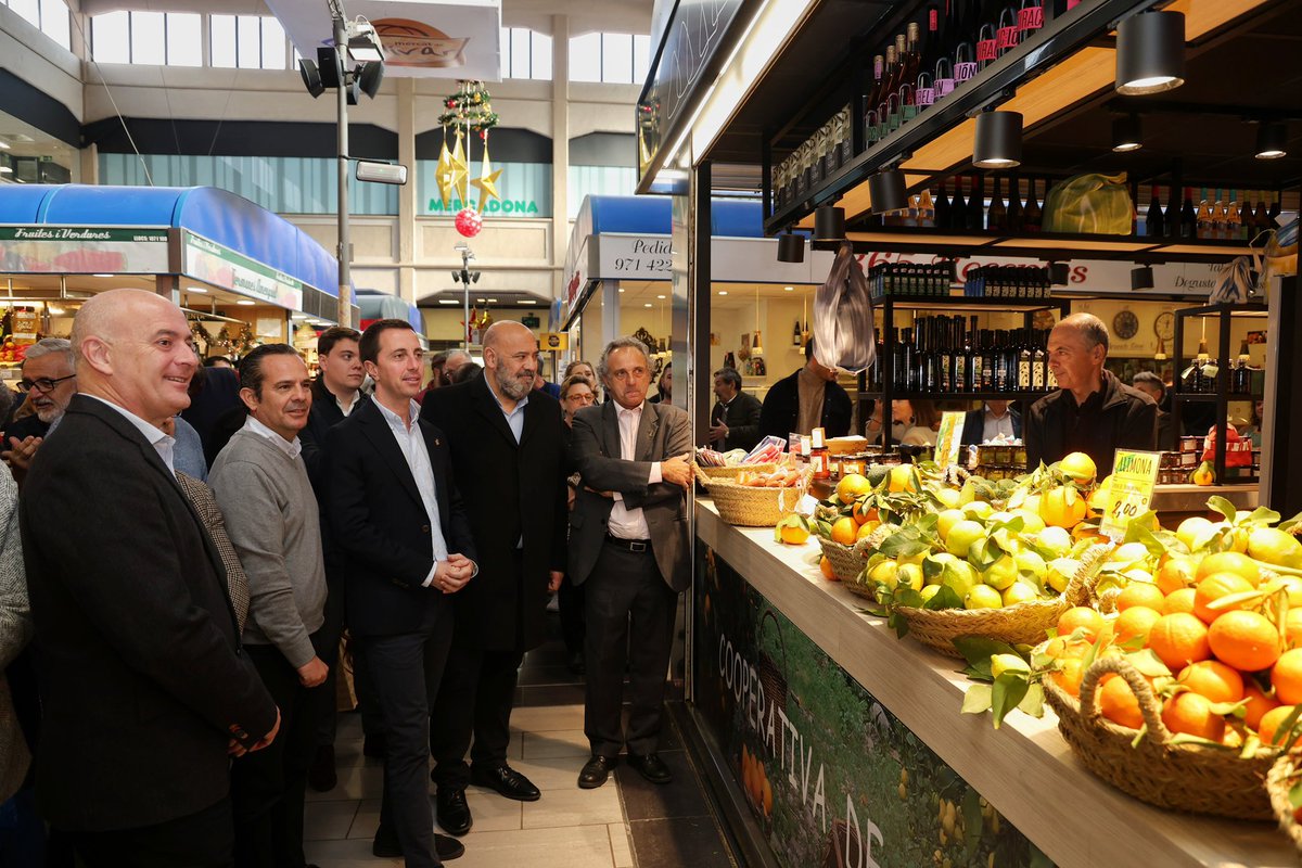 ToniFuster1978's tweet photo. Duim, juntament amb la Cooperativa de Sóller, els productes de la Serra al mercat de l’Olivar amb una parada on es venen exclusivament els productes amb Distintiu.

🍊Apostar per productes Distintiu és apostar per la supervivència i preservació de la Serra de Tramuntana. https://t.co/74JeAv2zZt