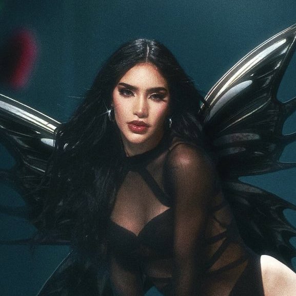 SiteKimLoaiza's tweet image. Hoy hace un año, @KimberlyLoaiza_ lanzó 
 ‘X Amor’ su álbum debut.

#XAmor debutó en el #1 en las listas globales de Spotify con 7.57 Millones de streams.

Sigue siendo la única cantante mexicana (debut post-2018) con entrada al Top 10 Billboard Album Chart (#9).