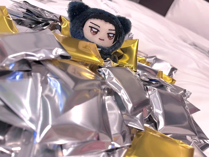 ノベルティ缶バッジみんなに手伝ってもらってつめつめしました!!!金色の袋が当たりです 