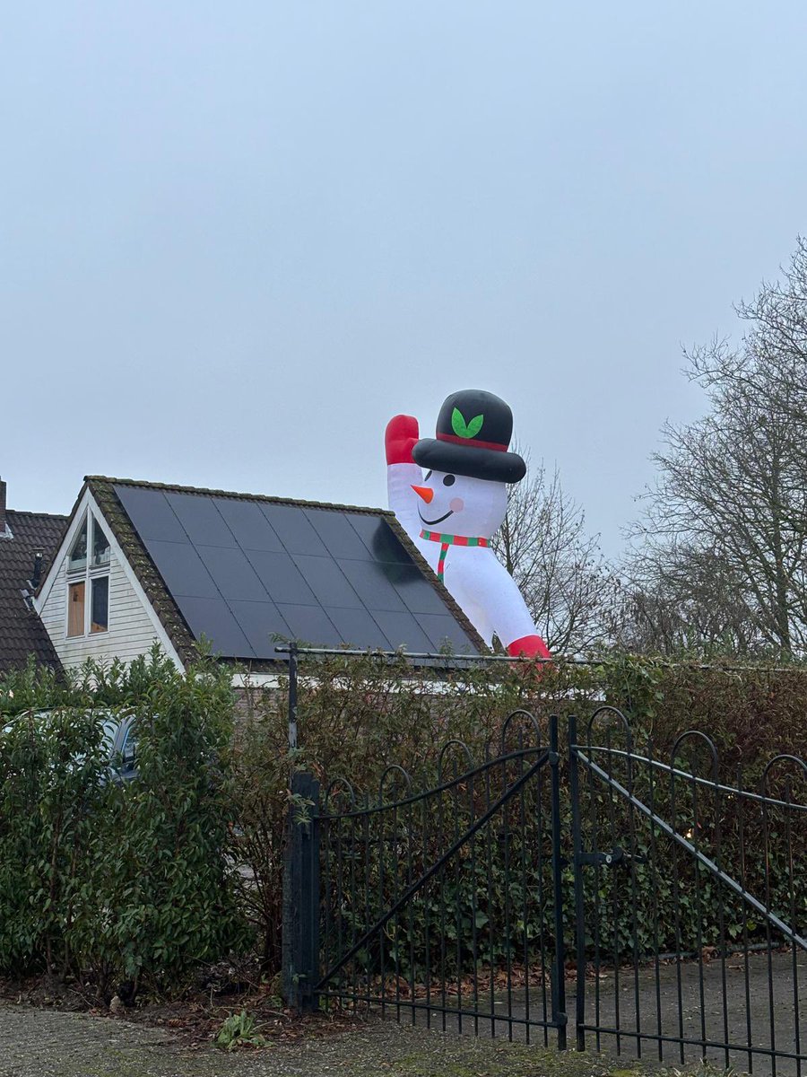 mn vader heeft een opblaas sneeuwpop van 10 meter hoog gekocht ik ga huilen denk ik 😭😭😭😭😭😭😭😭