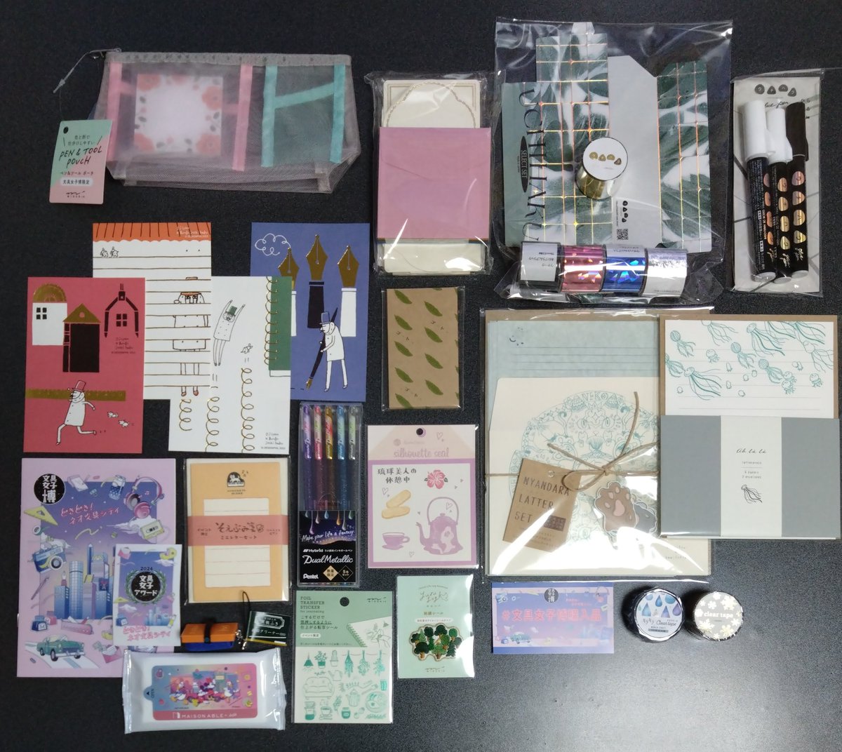piel1979's tweet photo. #文具女子博購入品
#文具のミドリ
#Kamitopia
#ウチハクセレクトSET
#ウチハク
#オジサン30周年
昨年行けなかったので、今年は絶対!と、ほぼオジサンポストカード購入のために行ったのに、心躍る出会いがあるからコワイのよ…#文具女子博
ラメとか箔とか猫とか好きな色とか、スルー出来なくて😆 https://t.co/vOEU332QeN