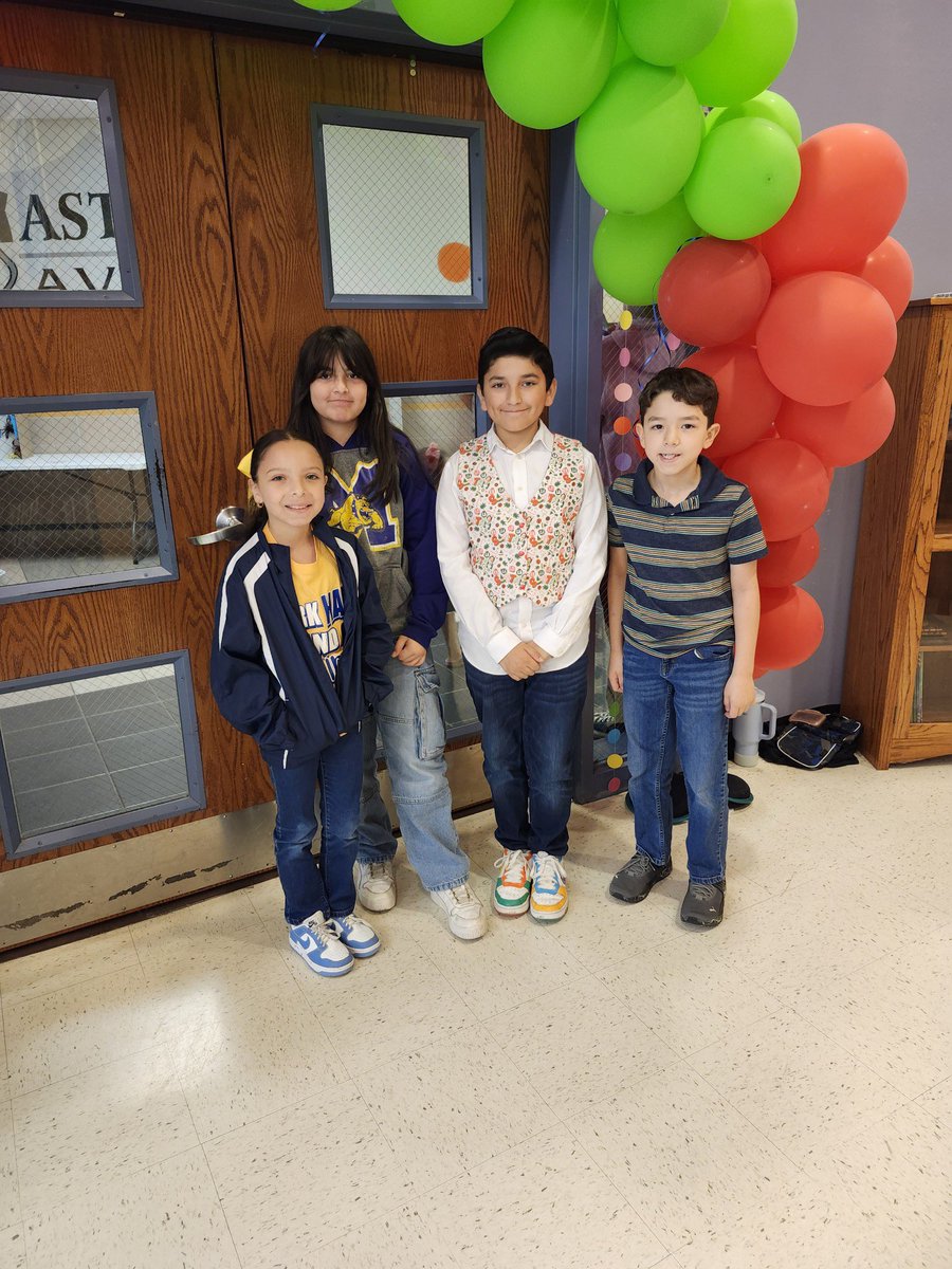 FieldsFalcons's tweet photo. ๐๐ We are very proud of our brilliant Falcons who represented our campus at the district science fair. We are incredibly proud! Keep soaring high and reaching for the stars! ๐๐ #FalconPride๐ฆ
โจ#FieldsInpires https://t.co/WllcCjgu7w