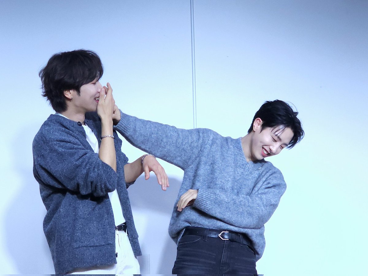 Td_HeeJae's tweet photo. 2024년 12월 14일 에버라인팬사
오늘도 사이좋은 듀오 
.
#SEVENUS #희재 #HEEJAE
#세븐어스 #이레 #IREAH
#SLOMO #에버라인 https://t.co/VDDAaj8nWY