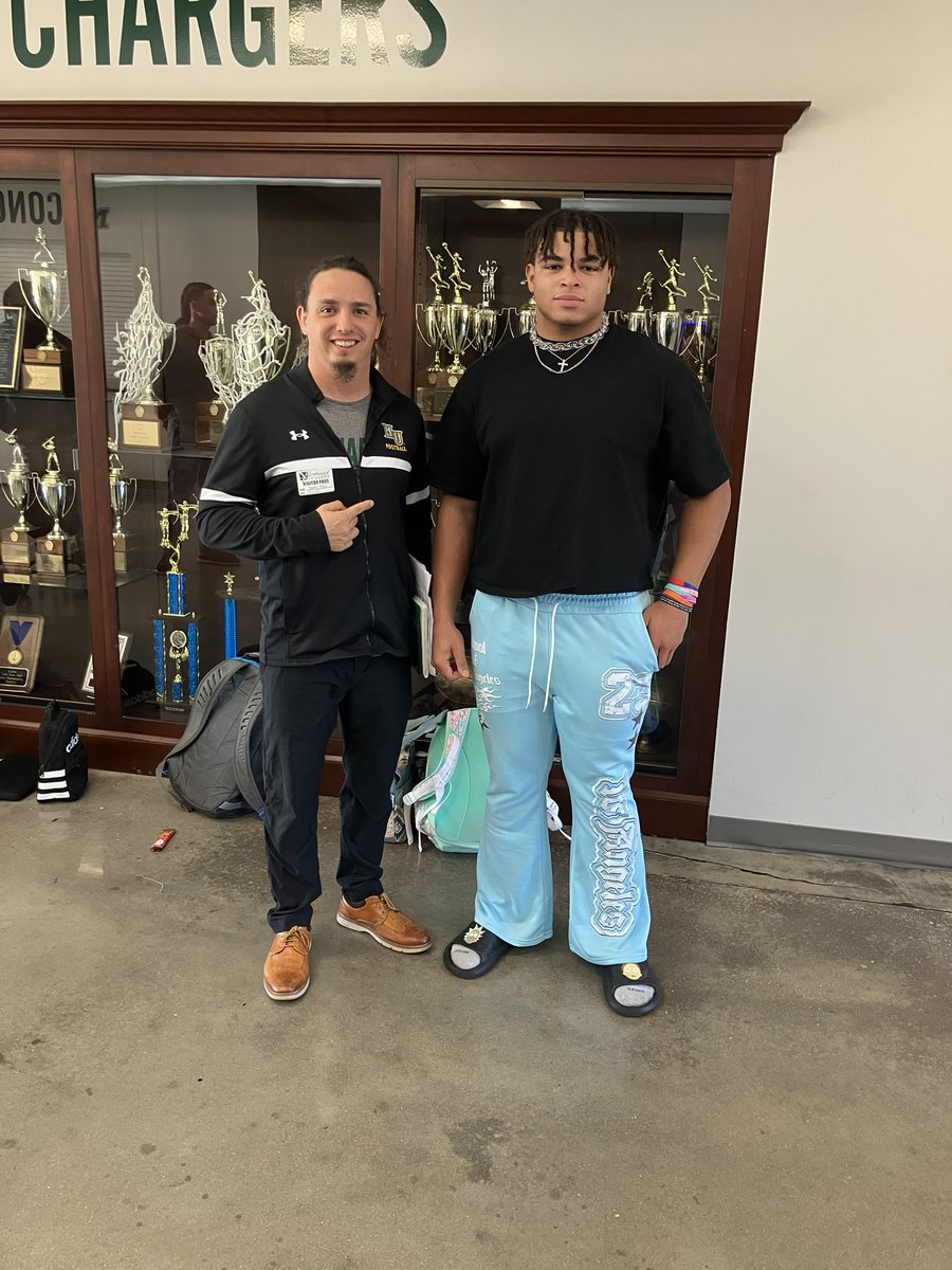 mrhimcash's tweet photo. Big thanks to Coach Reger from @Methodist_FB for stopping by to talk with me @NA_Chargers_FB @CoachFBWaters https://t.co/DHsN77aXnl