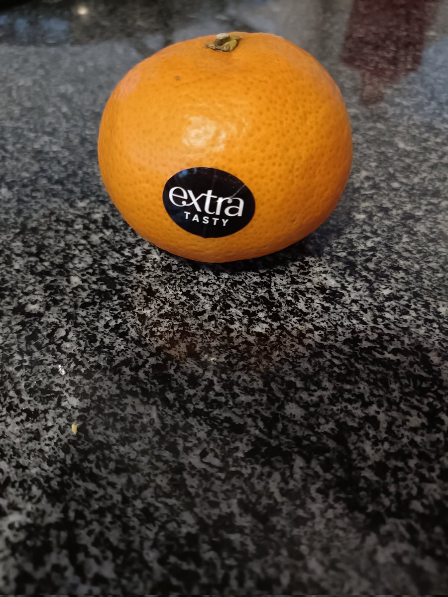 Ich hab vor ein paar Tagen vier Mandarinen mit "extra" Aufkleber gekauft. Die erste hatte eine Schale, die extra schwer ab ging. Die zweite war extra schnell verschimmelt. Die dritte hatte extra schwarze Krümel in der Mitte. Ich bin schon gespannt auf die vierte Mandarine.