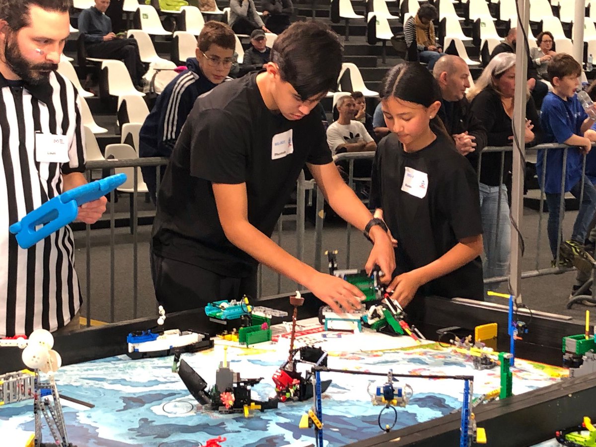 EPFL_SPS's tweet image. Aujourd’hui @ EPFL: La FLL challenge est un concours technique qui met en valeur l’esprit d’équipe et la créativité des participant•es âgés de 9 à 16 ans. Des équipes participent aux épreuves, le Robot Game, l’évaluation Robot-Design, Projet de Recherche, Esprit d’équipe.