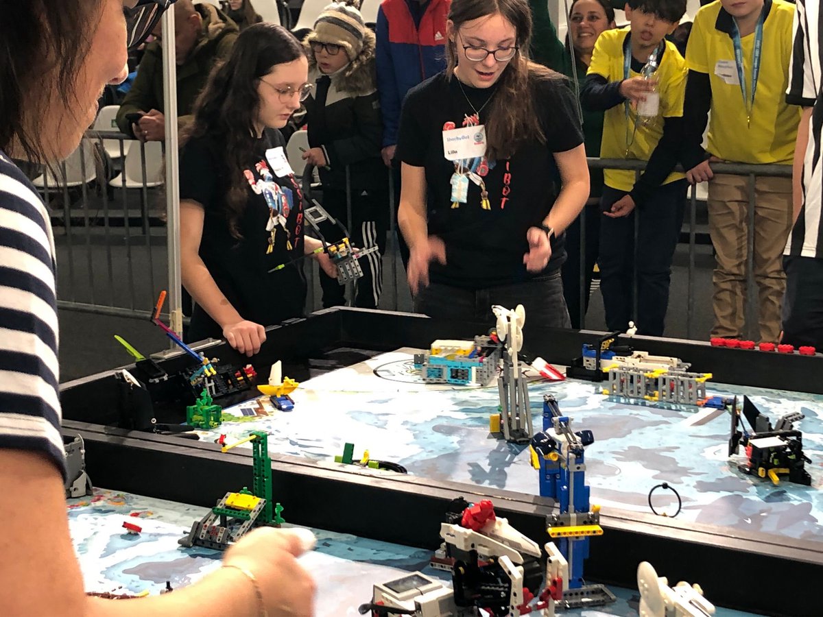 EPFL_SPS's tweet image. Aujourd’hui @ EPFL: La FLL challenge est un concours technique qui met en valeur l’esprit d’équipe et la créativité des participant•es âgés de 9 à 16 ans. Des équipes participent aux épreuves, le Robot Game, l’évaluation Robot-Design, Projet de Recherche, Esprit d’équipe.