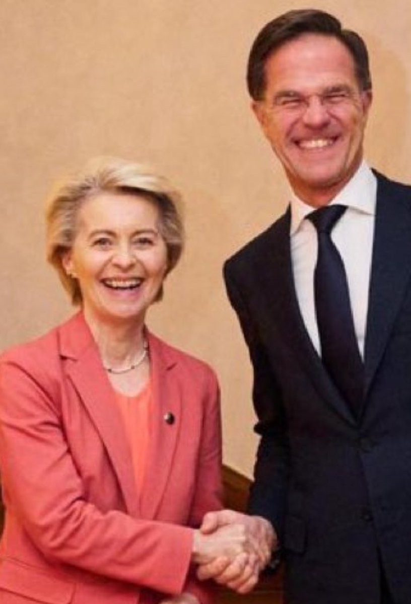 De linker is achter gesloten deuren ‘gekozen’ door 18 mensen (die er zelf niet slechter van geworden zijn), de rechter heeft zijn baan gekocht met óns belastinggeld. 

En beide noemen zich ‘democraten’.