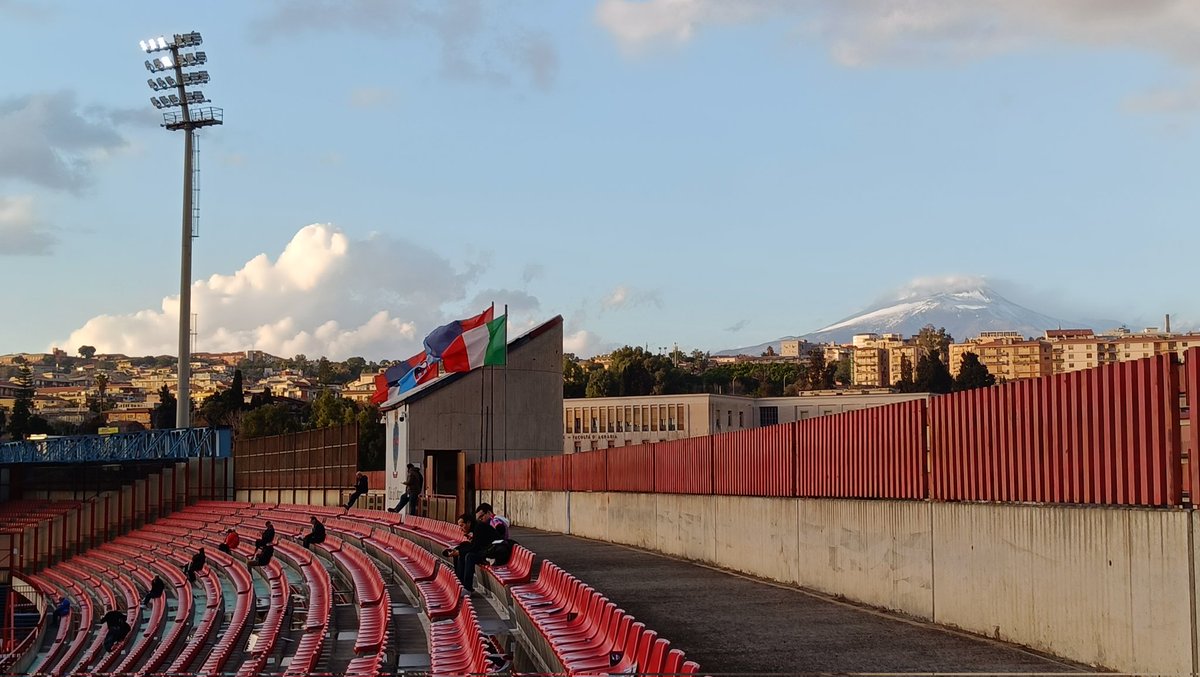 PuckJansen1954's tweet image. Nog op tijd bij daglicht in het stadion, om de #Etna als #backdrop te vincken #Catania - #Potenza
