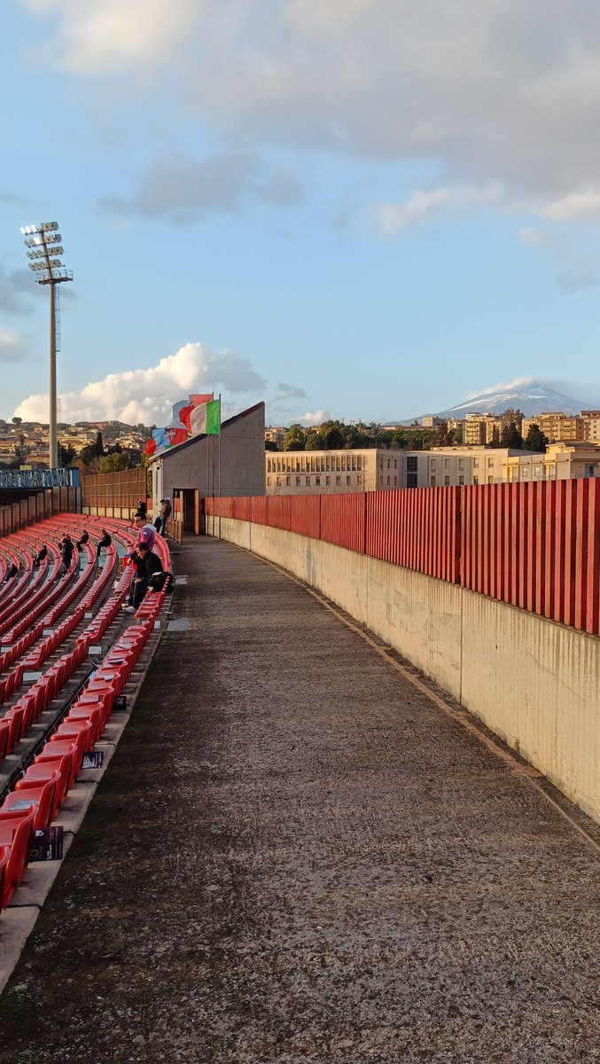 PuckJansen1954's tweet image. Nog op tijd bij daglicht in het stadion, om de #Etna als #backdrop te vincken #Catania - #Potenza