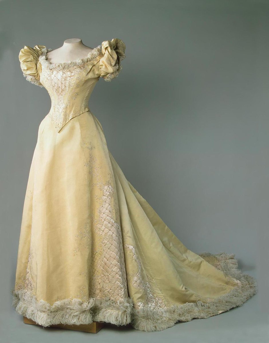 Evening dress, 1890s. State Hermitage Museum.