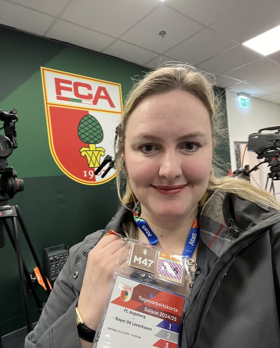 Stehe als Journalistin (mit Akkreditierung um den Hals) im Augsburger Pressebereich. 

Männlicher Kollege: “Entschuldigung, können Sie sich mal die Kaffeemaschine anschauen, die funktioniert nicht?” 

🫠🫠🫠#FrauImFußball