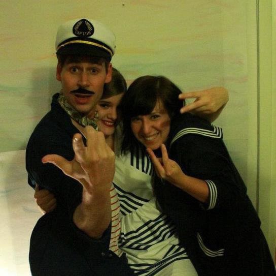 Du vet att jag kan skriva! Men kan jag sjunga? Lyssna på Marble Rafts låt "To Have and to Hold and to Break" noga så hör du min glada stämma i bakgrunden på refrängen någonstans i de otaliga vackra ljudlagren under Olles och Gabrielles duett 🎤❤️ 
open.spotify.com/track/0yN1fBfF…