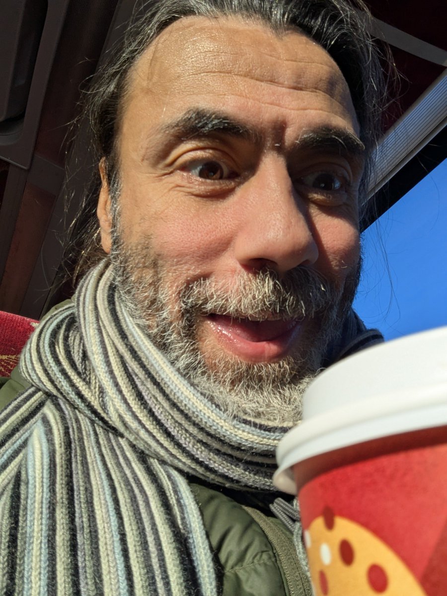 TrueEager's tweet photo. RE: β¬οΈ
1. And we're off, Kits 'n' Kubs!
Because you demand glamour...
Your Royale (with cheeze) #qWeenBeaver's chariot -- only the finest from @CoachCanadaBus will do -- is en route to the nation's capital.
Have hot chocolate. Will travel! https://t.co/0yfJuYAmTR