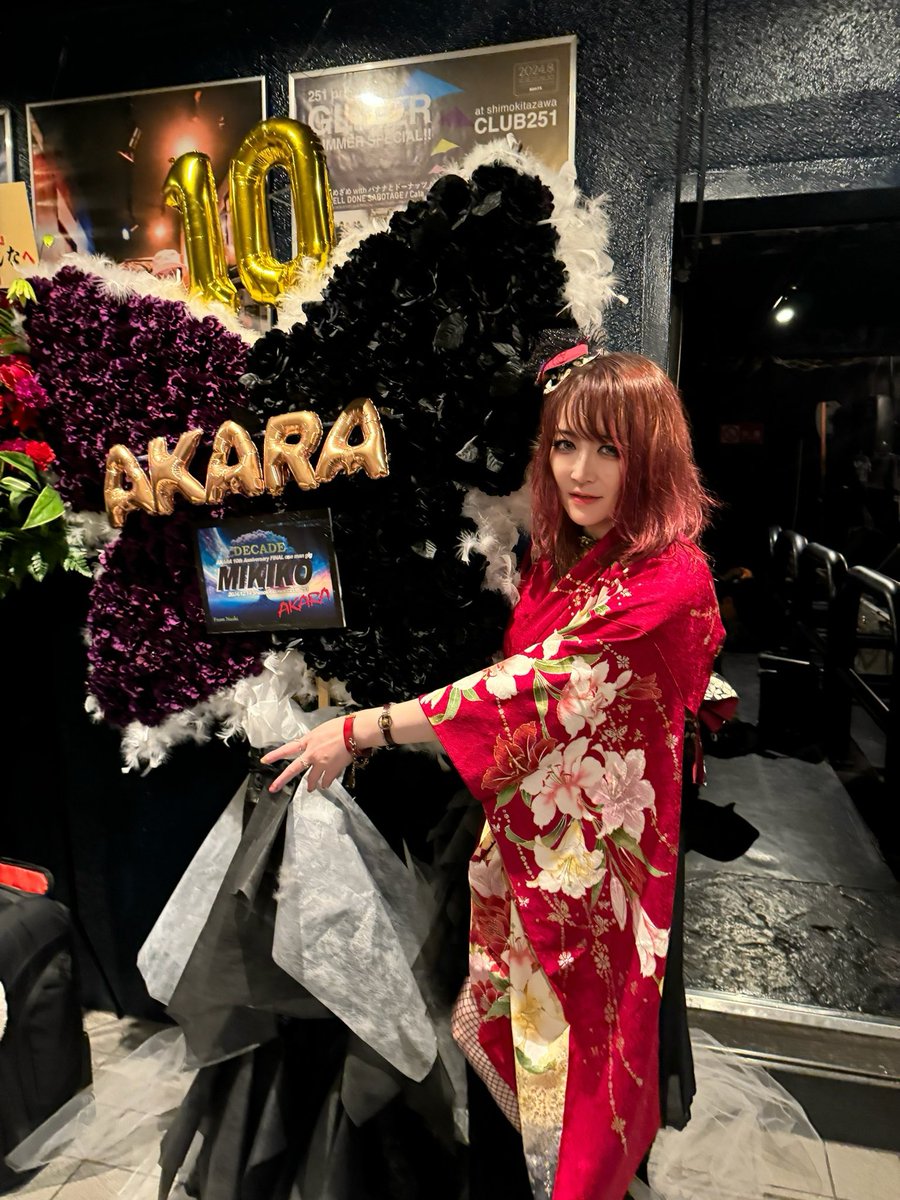 MIKIKOsinger's tweet image. 🈵満員御礼
#AKARA 
one-man gig
#DECADE 

10年続けた事は奇跡で
ついてきてくれるAKARAを好きなYAKARAが居るから続けて行ける事🌹
沢山の歌詞や曲、みんなに寄り添ってこれからもAKARAは産んでいきたい🔥

心の底からお花貰えたのが最高に嬉しかった
頑張り続ける事が許されるならまだやれる事がある