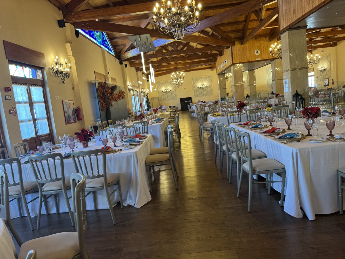 DehesaLaCenia's tweet photo. Hoy estamos de #comidasolidaria #afadeva como todos los años
#eventos #banquete #navidad2024 #leonesp #reinodeleon
Nos encanta estar con grandes personas https://t.co/47dZh41Pu2