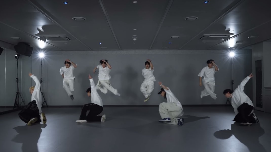 hyunboook's tweet photo. This frame is insane https://t.co/5CfVvg0iDX
