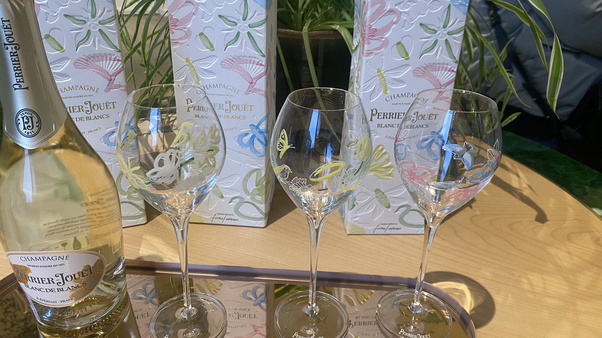 Le groupe vit bien.
On compte les flûtes.