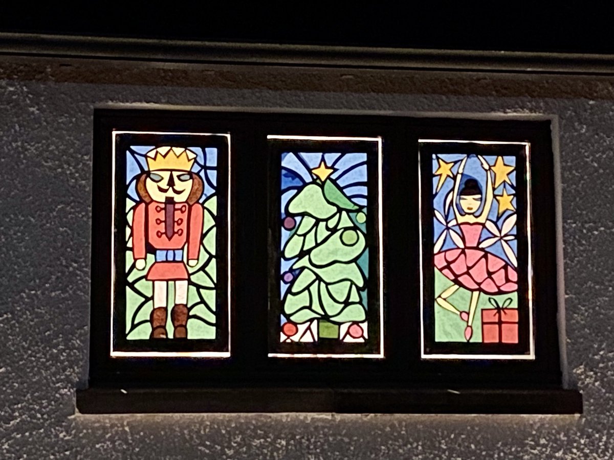 ps_pause's tweet image. 30+ folk, several dogs &amp;amp; at least four elves turned up last night in Killearn for FIVE Advent windows unveiled in one night to raise money for @shelterscotland Happy to invite @STVNews along next week! Our GiftStar 2024 page:
bit.ly/3YBYvLN