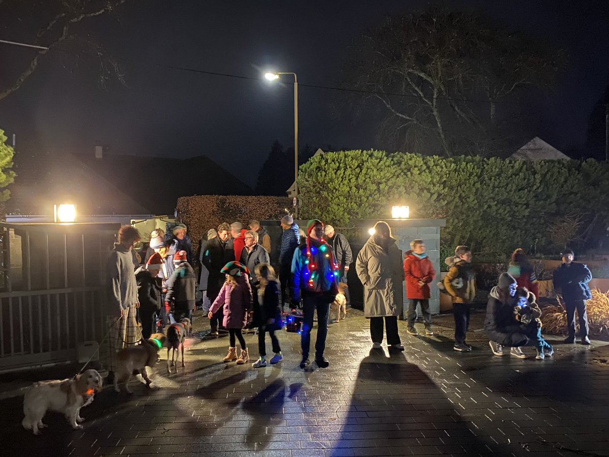 ps_pause's tweet image. 30+ folk, several dogs &amp;amp; at least four elves turned up last night in Killearn for FIVE Advent windows unveiled in one night to raise money for @shelterscotland Happy to invite @STVNews along next week! Our GiftStar 2024 page:
bit.ly/3YBYvLN