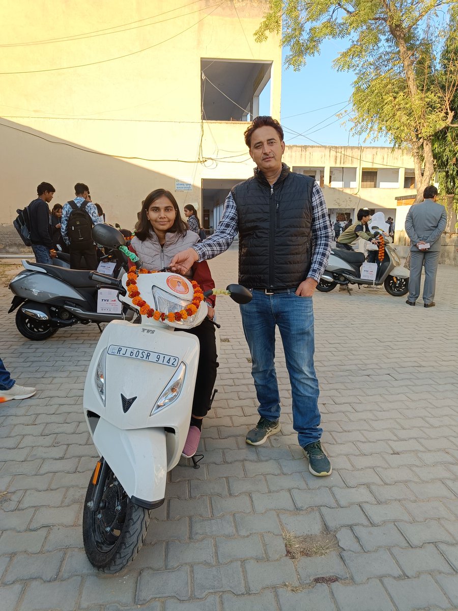 राज्य सरकार के एक वर्ष पूर्ण होने के अवसर पर काली बाई स्कूटी वितरण कार्यक्रम के अंतर्गत आयोजित जिला स्तरीय कार्यक्रम में लाभार्थी छात्रा को स्कूटी की चाबी सौंपते हुए 
SK_Govt_Girls_College_Sikar
