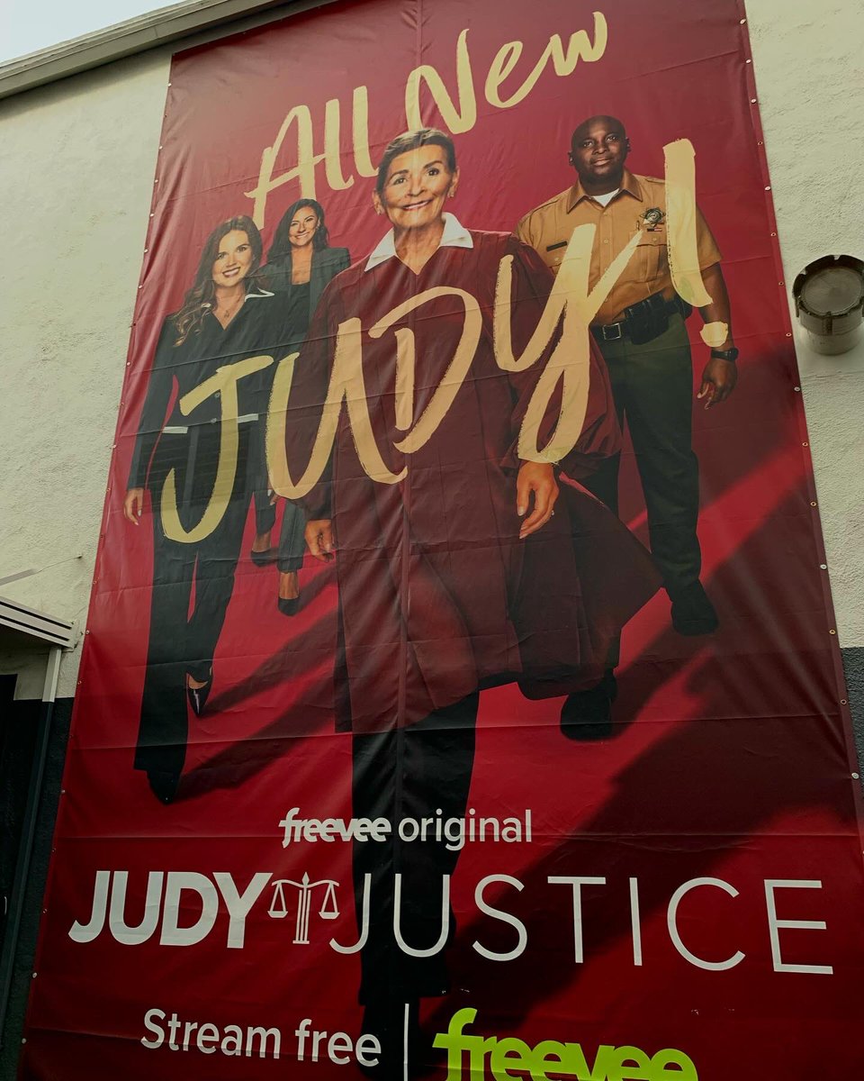 ALMURDOCH's tweet photo. Happy once again to spend the day with the cast & crew of @JudyJustice followed by the annual Christmas party.
Grateful to be part of this #Emmy award winning show. 👍
Now back to Vancouver for @Canucks game tonight!
#judyjustice #judgejudy #voiceover #announcer #culverstudios https://t.co/c0LvOgv3QR