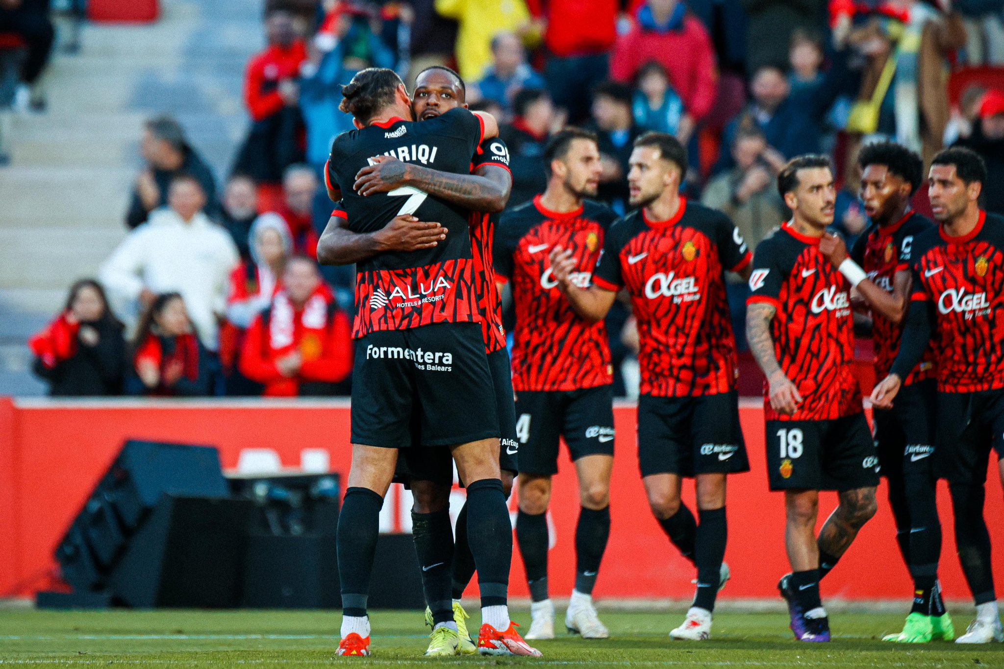 Larin abrazándose con Muriqi en la celebración del 1-1