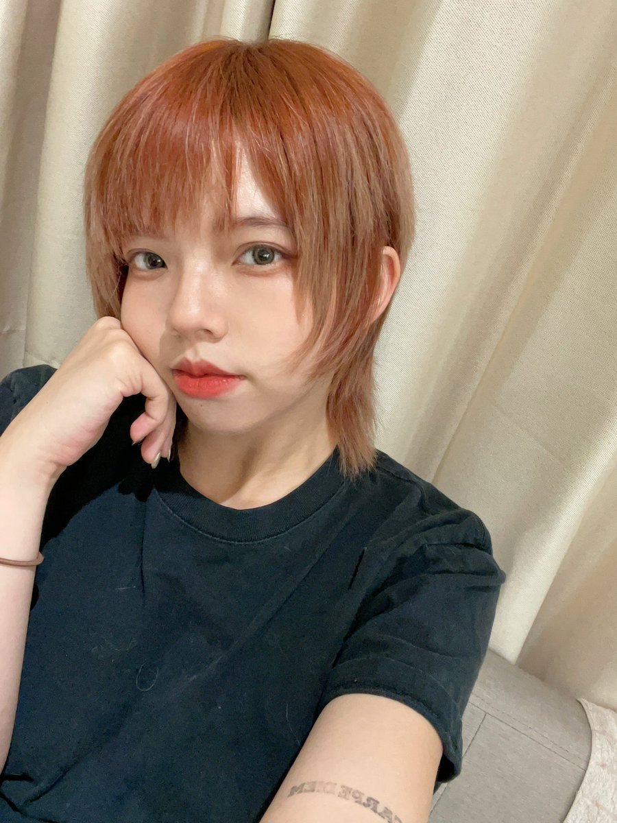 因為漂髮的關係，下半部頭髮都死了
決定剪掉重新留長髮
看鏡子感覺自己可以交一個女朋友(◐‿◑)⋯❤️
這種髮型不化妝沒有辦法駕馭，是我人生中第一個駕馭不太來的髮型⋯⋯⋯ https://t.co/Xn5pOED1Un