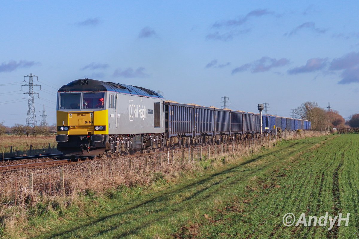 holtona72's tweet photo. #SixtySaturday Another trip out to Uffington after lunch to see the slightly later pathed #SaturdaySandTrain. @DCRailOfficial 60046 'William Wilberforce' was held at the signal with 6M89 Middleton Towers to Ravenhead Sidings &amp; made a fine sight &amp; sound pulling away! #DCR 14/12/24 https://t.co/LmlXWxTGbF