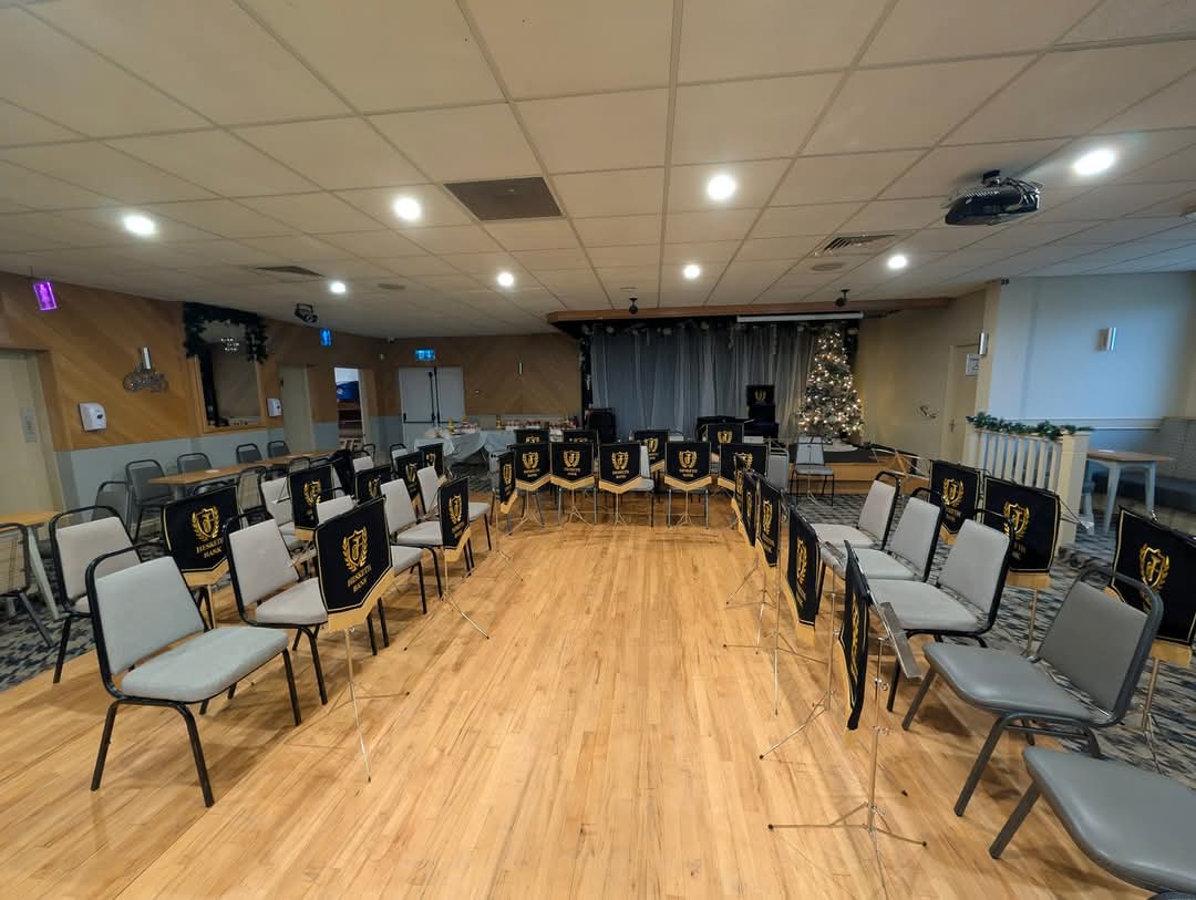 🎅❄️🎄🔔🕺The stage is set for tonight's Christmas Party Concert.....a few tickets remain (available on the door) . Get yourself down for a great night of music and fun at Tarleton Bowling Club. Doors open at 7pm.🕺🔔🎄❄️🎅