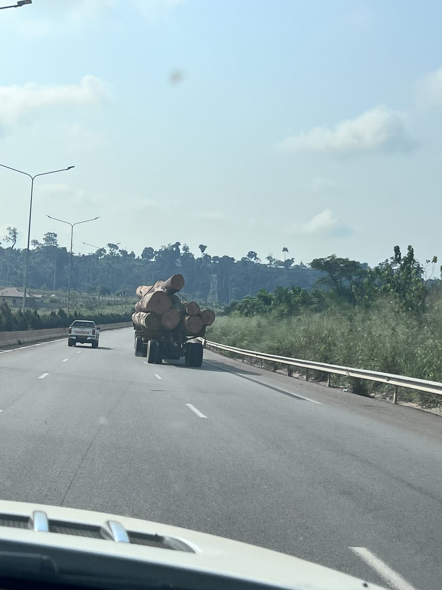 🚨 Les grumiers sont déjà sur l’autoroute Nsimalen 🤕😥. Voila la route qui va encore se gâter à cause de ces chauffeurs.