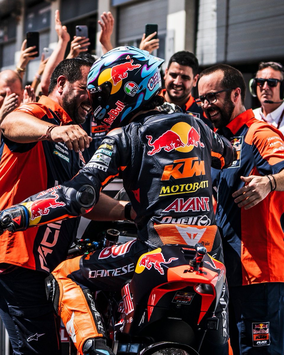 RedBull_KTM_Ajo's tweet photo. We move on 🔜 We share moments 🤝 We celebrate success 🏆
#TeamAvant is ready for an exciting new season with the orange squad 🍊
| @AvantTecnoUK | #GivesYouWings | #ReadyToRace | @MotoGP | #AjoMotorsport | #AjoFamily | https://t.co/7lJU7HglL5