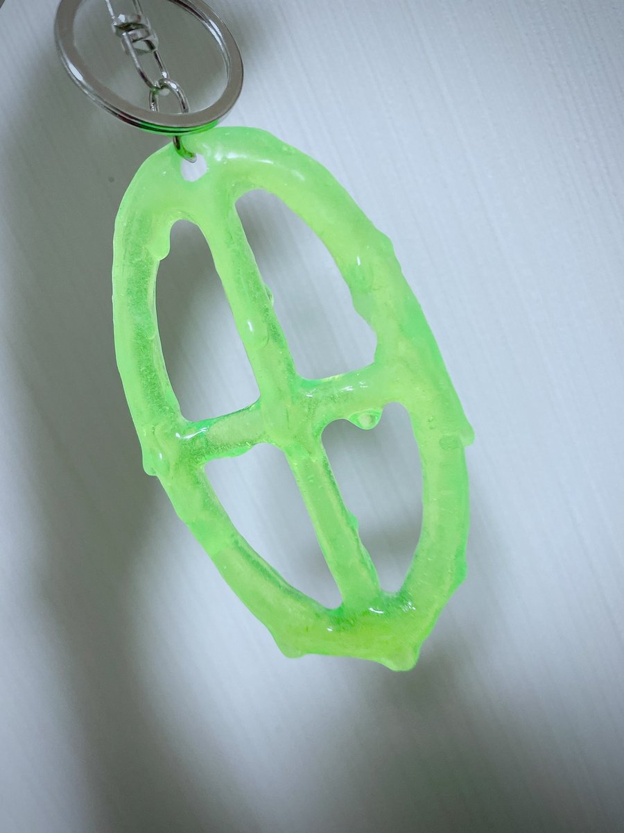 Crown_Doll's tweet image. タイショウさんにお渡ししたキーホルダー🌹
GYFTの頃のモチーフと、茨モチーフで2種類作った✌️✌️
 #くたらびたぐ  #CODE47L