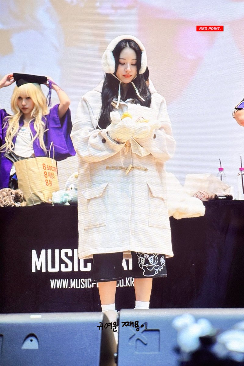 REDPOINT423's tweet photo. 241214 뮤직플랜트 팬싸인회

채영이 아직 붕어빵 못먹어때🥹

#채영 #CHAEYOUNG #チェヨン #손채영 #TWICE https://t.co/ThUHeSb1rK