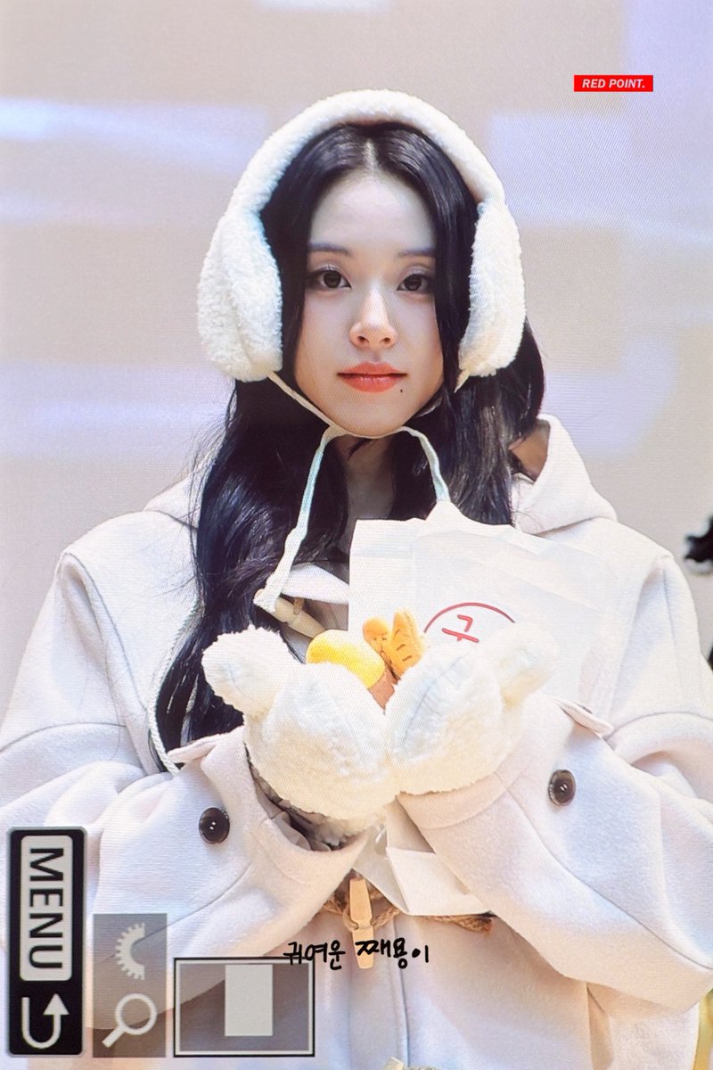 REDPOINT423's tweet photo. 241214 뮤직플랜트 팬싸인회

채영이 아직 붕어빵 못먹어때🥹

#채영 #CHAEYOUNG #チェヨン #손채영 #TWICE https://t.co/ThUHeSb1rK