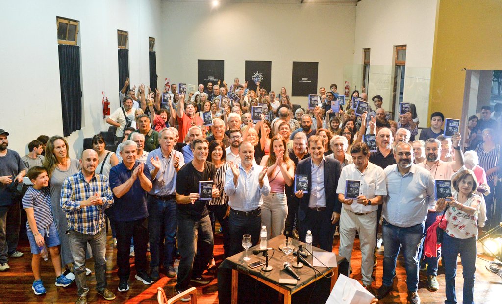 Escuchar, dialogar y aprender.

Anoche, en el Centro Cultural y de la Memoria Islas Malvinas, compartimos un muy lindo momento en la presentación del libro "Pepe Mujica. Ligero de equipaje" del periodista <a href="/Gatosylvestre/">Gustavo Sylvestre</a>. 

Una obra esencial para conocer más sobre las ideas y