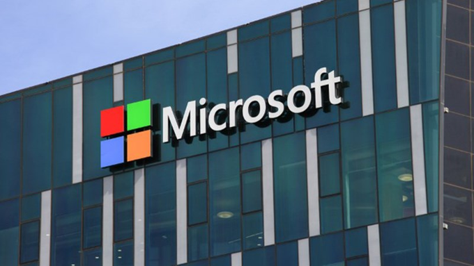 EtatDeFlow's tweet photo. Tu vis actuellement l’une des batailles d’entreprise les plus folles et pourtant méconnues de l'histoire.

En 2007, Microsoft dépense 100 millions $ pour détruire Google.

La réponse de Google ? Un coup stratégique qui hantera Microsoft à jamais.

Voici l'histoire complète : https://t.co/GDRw3SGFnt