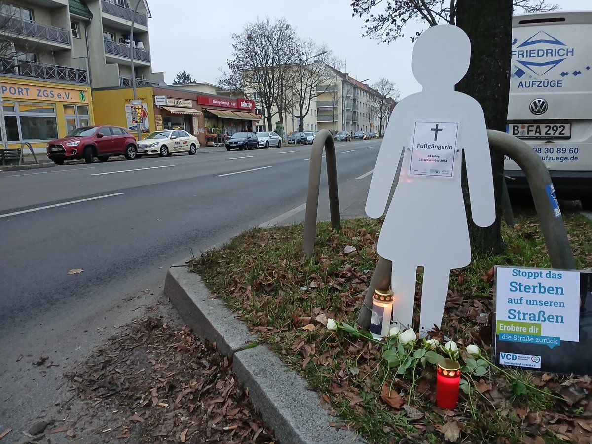 HvMarschall's tweet photo. Die Zahl der #Verkehrstoten in Berlin ist in diesem Jahr um mehr als 50% gestiegen: von 33 im Jahr 2023 auf aktuell 55 im laufenden Jahr. Wo bleibt die #VisionZero ?
Heute wieder drei Mahnwachen für getötete Zufussgehende: https://t.co/CLnMVICQEc