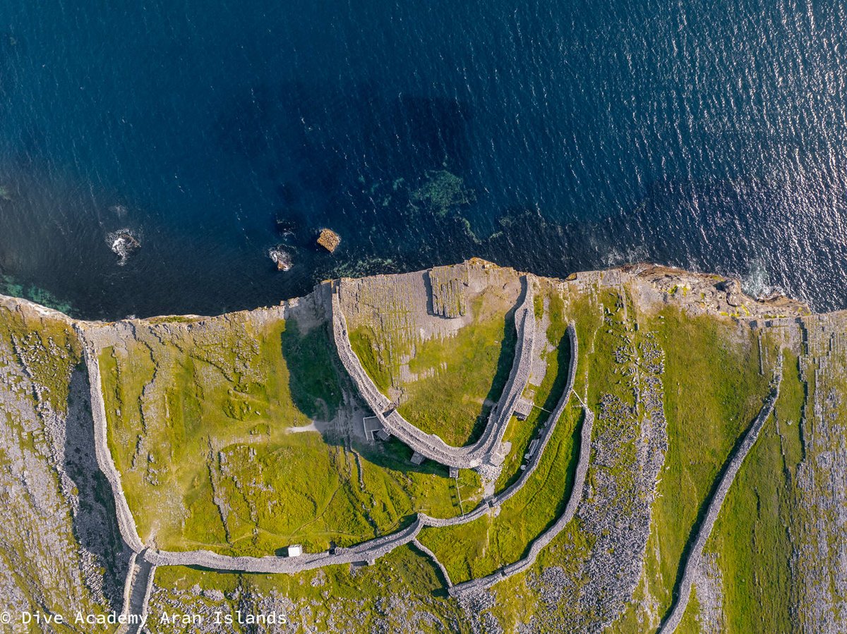 Inishmore ist die größte der Aran Islands. Rau, unberührt und voller Geschichte: Hier warten uralte Steinmauern, beeindruckende Klippen und das berühmte Dun Aonghasa darauf, entdeckt zu werden. Hast du schon die Ruhe der Aran Islands erlebt?💚

📍 Inishmore, County Galway