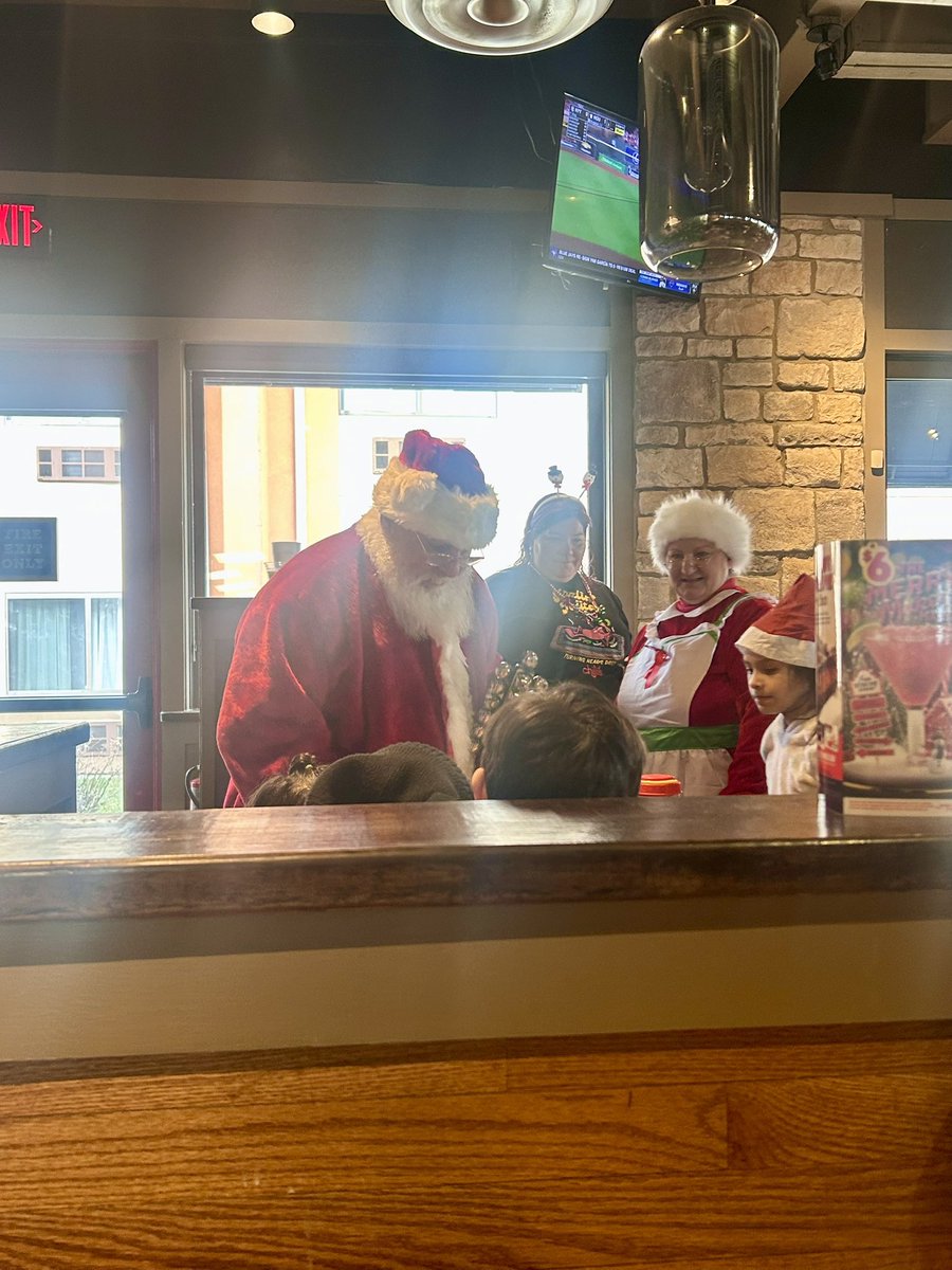 1789Chilis's tweet photo. Morris Chilis TM Santa Breakfast! What a great way to connect our family’s together with food, presents and Santa ❤️ You all are so much appreciated! @jeremytpope @GumpMike @NicholasBPaxton #chilislove https://t.co/stxrSeAdOR
