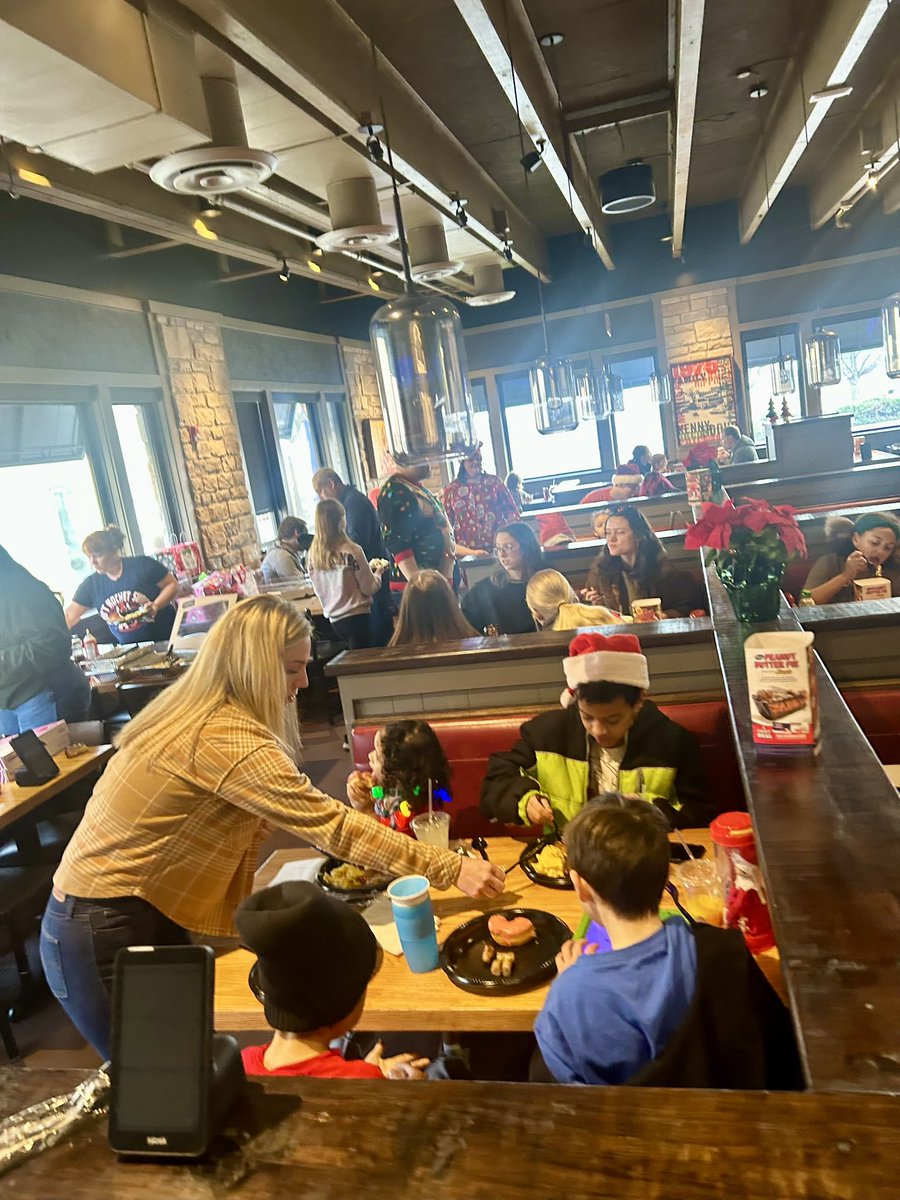 1789Chilis's tweet photo. Morris Chilis TM Santa Breakfast! What a great way to connect our family’s together with food, presents and Santa ❤️ You all are so much appreciated! @jeremytpope @GumpMike @NicholasBPaxton #chilislove https://t.co/stxrSeAdOR