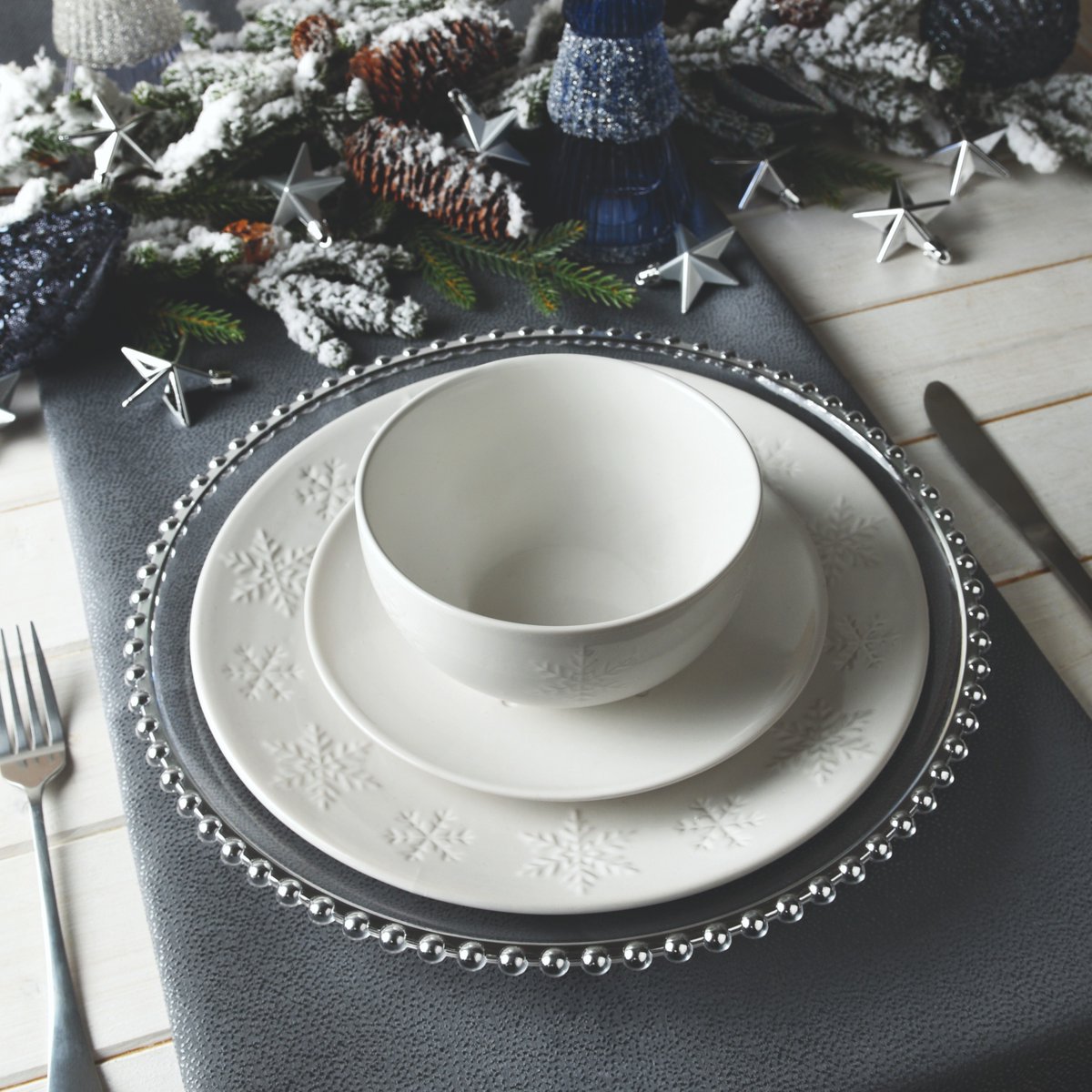 ❄️🎄 Dine in a winter wonderland... 

🍽️ 12 Piece Winter Snowflake Dinner Set, only £29.99 &gt;&gt; bit.ly/41k5ThT