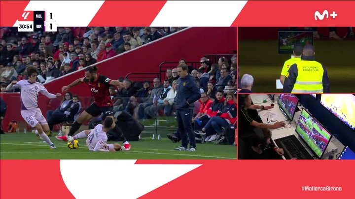 ArchivoVAR's tweet photo. 🖥️💥 El VAR se ganó el sueldo en el Real Mallorca - Girona.

👉🏻 Muriqi, en su intento de proteger el balón, estira la pierna y clava los tacos en la tibia de Bryan Gil.

✅ ES ROJA DIRECTA.

▪️ Se trata de una acción imprudente del delantero que deriva en juego brusco grave. https://t.co/mNALoWwHTs