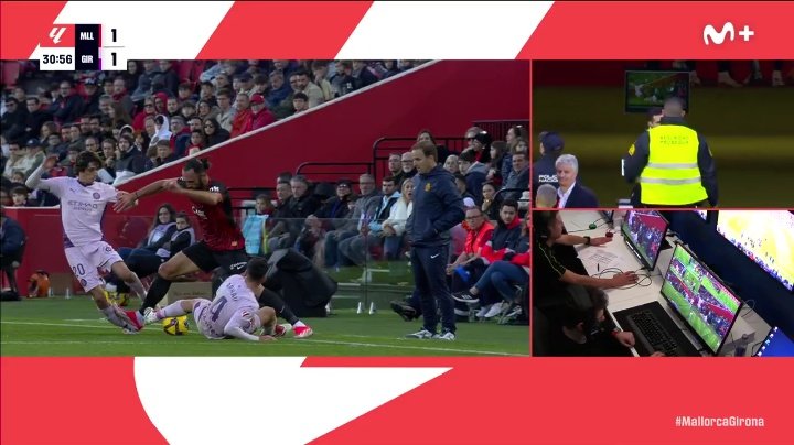 ArchivoVAR's tweet photo. 🖥️💥 El VAR se ganó el sueldo en el Real Mallorca - Girona.

👉🏻 Muriqi, en su intento de proteger el balón, estira la pierna y clava los tacos en la tibia de Bryan Gil.

✅ ES ROJA DIRECTA.

▪️ Se trata de una acción imprudente del delantero que deriva en juego brusco grave. https://t.co/mNALoWwHTs
