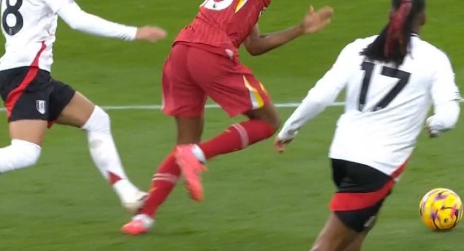 💬 | Mike Dean on Pereira’s challenge on Gravenberch:

He’s nowhere near the ball, he knew what he was doing, it’s 100% a red card!