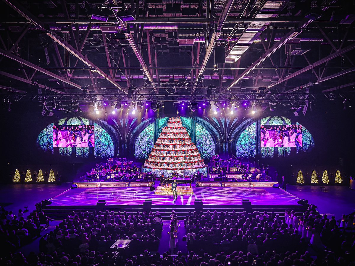 A few more shots from last night at the #SingingChristmasTree produced by the talented @JohnCameronEnt 
2000 led panels
160 moving lights
140 channels of audio 
Hall D never looked so good!
<a href="/yegexpocentre/">Edmonton EXPO Centre</a> 
<a href="/YESTECH_LED/">YES TECH led display</a> 
<a href="/Avid/">Avid</a> 
<a href="/JBLaudio/">JBL</a> 
Pics by <a href="/kesarajkimo/">Kesara Kimo</a> 📸
<a href="/productionworld/">#YEG’s go to #VirtualStudio & Event Space</a>