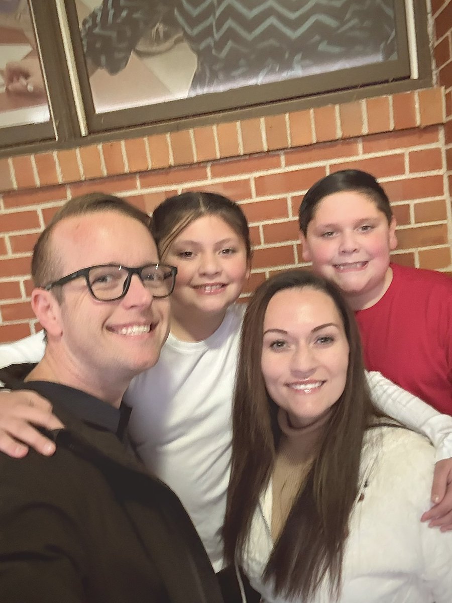 AlaniaSpohn's tweet image. December has been full of time spent with family and friends. So proud of all my babies including the ones I call mine ❤️ #mamaSpohn #Christmasconcert #singer #Viola