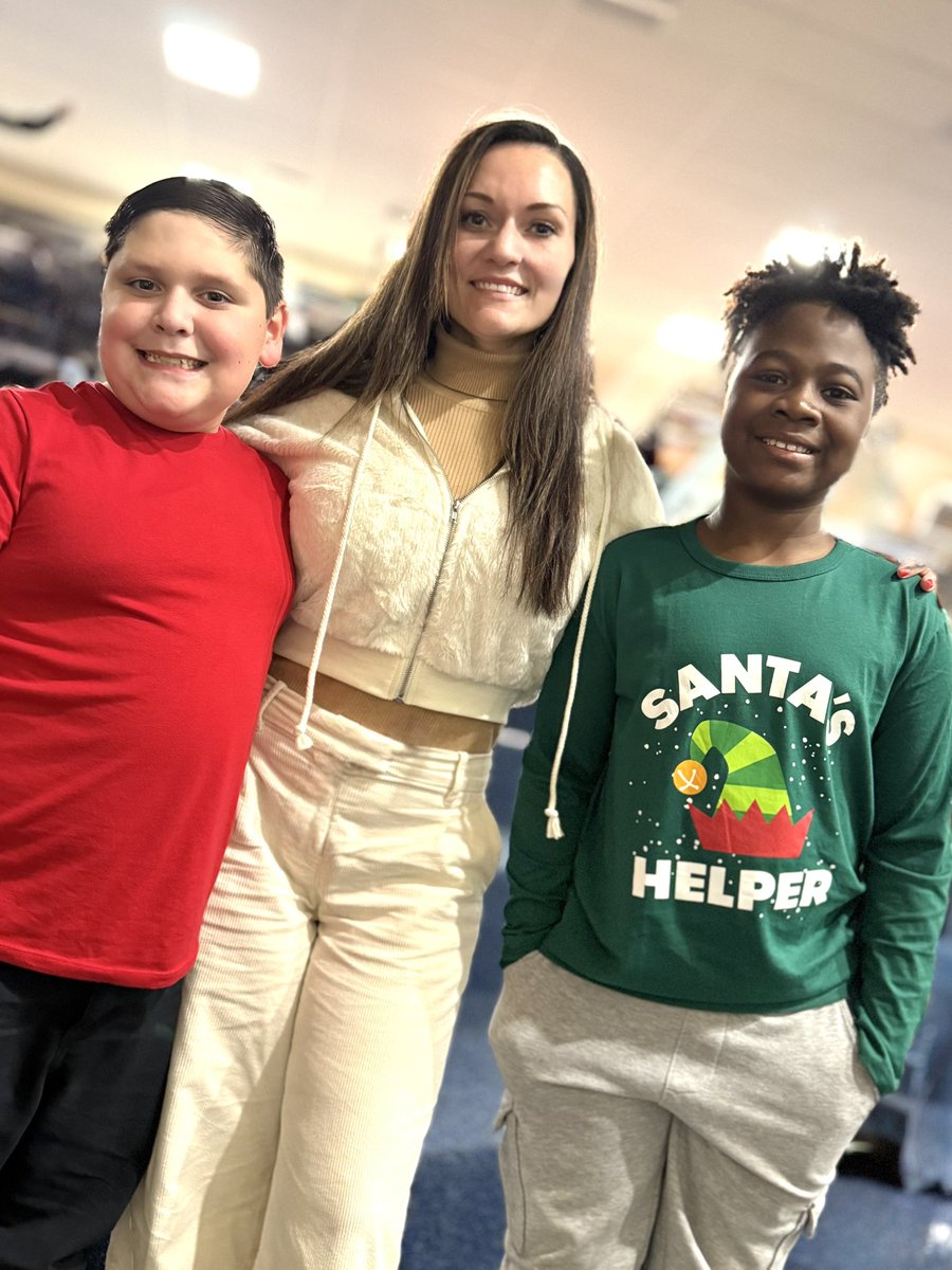 AlaniaSpohn's tweet image. December has been full of time spent with family and friends. So proud of all my babies including the ones I call mine ❤️ #mamaSpohn #Christmasconcert #singer #Viola